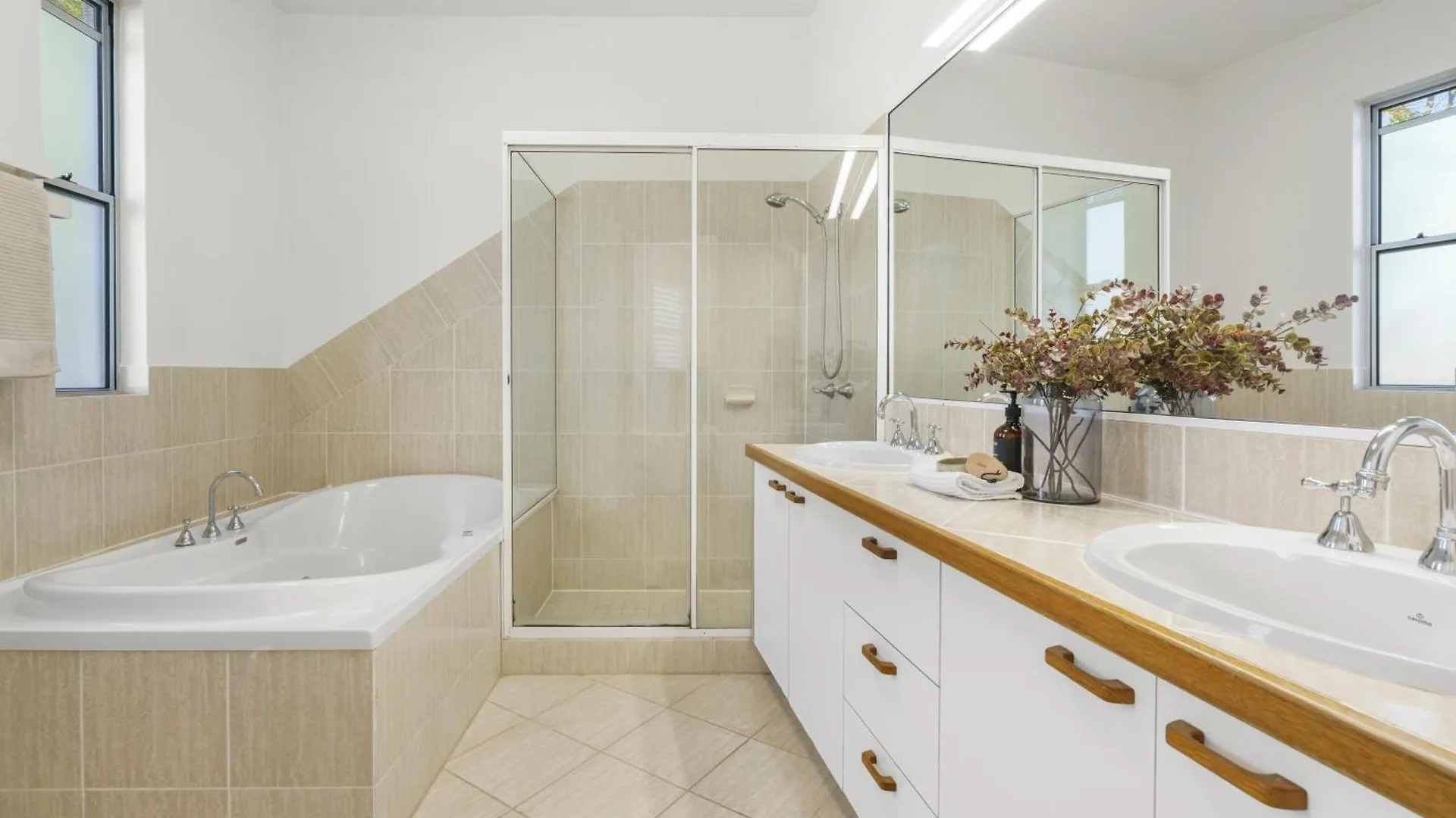 A Tropical Family Oasis In Sunshine Beach
