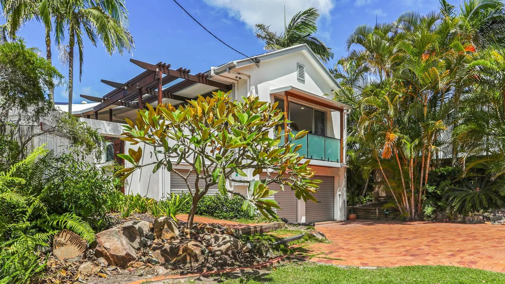 A Tropical Family Oasis In Sunshine Beach